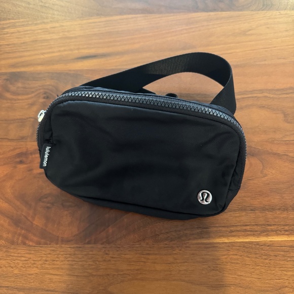 Lululemon Everywhere Belt Bag 1L - Picture 1 of 6